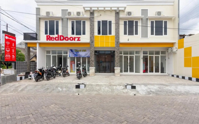 Toko Ayem Ayem by RedDoorz