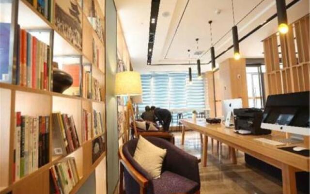 Yan'an Baimi Avenue Baotashan Atour Hotel