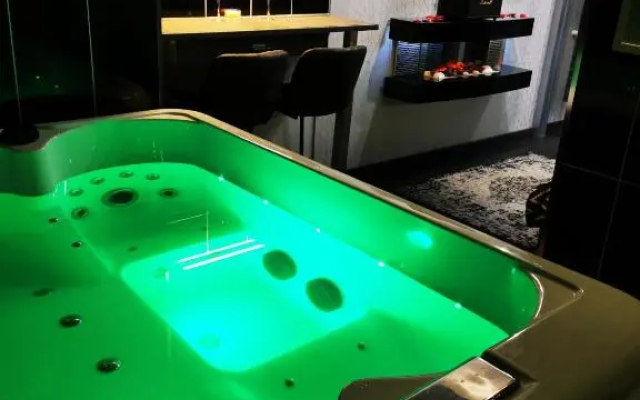 Chambre avec jacuzzi dans hangar insolite