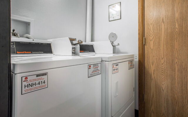 Econo Lodge Inn & Suites Dubuque