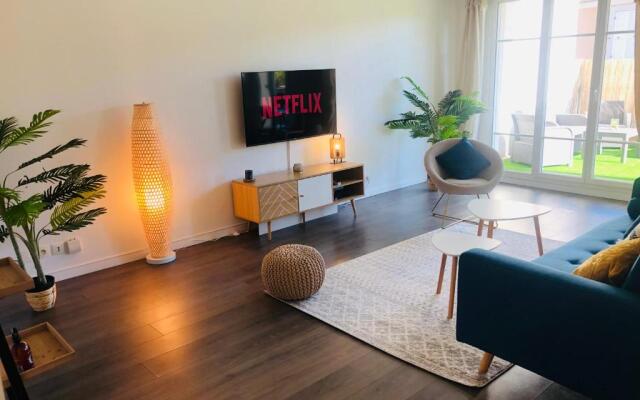 7 minutes Disney/Netflix/Terrace/Car park