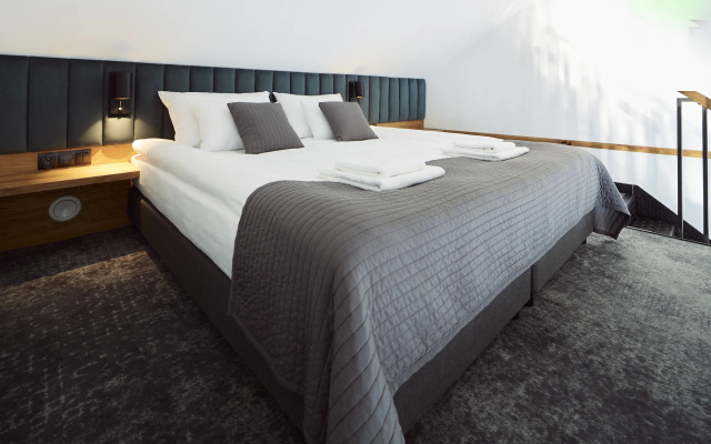 New Port Hotel