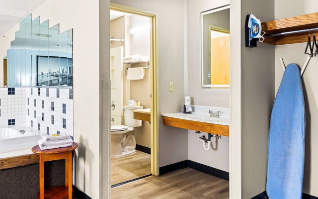 Super 8 Pittsburgh/Monroeville