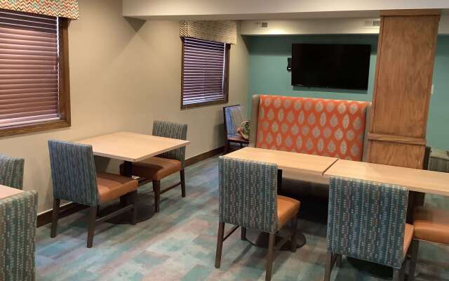 Super 8 by Wyndham Lincoln West