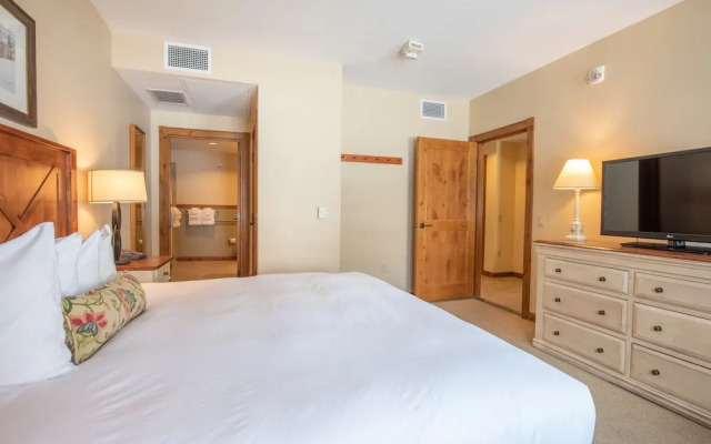 Wheelchair Accessible 2-Bedroom Slopeside Condo - No Cleaning Fee! by RedAwning