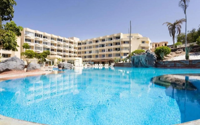 Refurbished 1 bedroom apartment with large pool