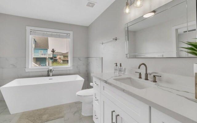 Windsical Escape 2 Bedroom Home by RedAwning