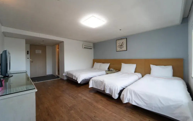 Jeju Honeycrown Hotel