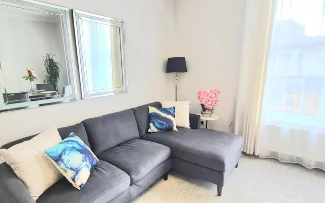 Spacious 3 bedroom flat near the sea