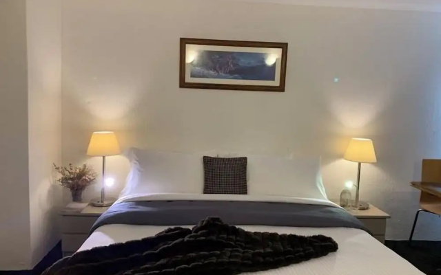Bernti's Mountain Inn – Guest Rooms – Thredbo