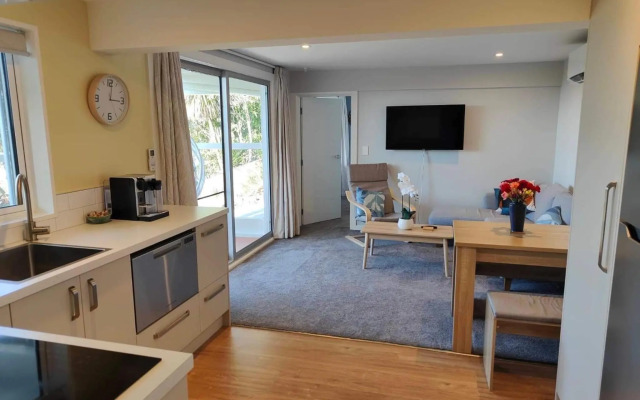 Newly Renovated Hillside Apartment Close To City