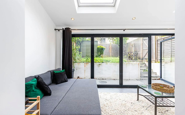 Cosy and Modern Battersea Home