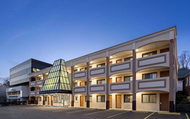 Travelodge by Wyndham Manhasset