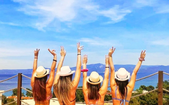 Bungalow White Apartments and Suites