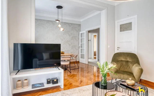Contemporary 2-BDR APT near Kalimarmaro & Alsos Park!
