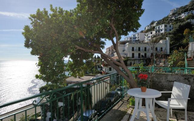 Amalfi Blue Flowers A