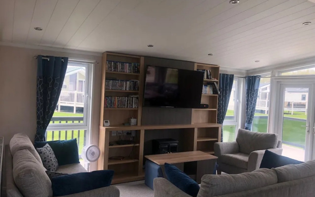7 Guests - 3 Bedrooms - Pool - Balcony - Parking