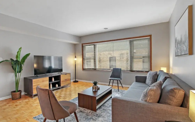 Prime 2BR Chicago Apartment