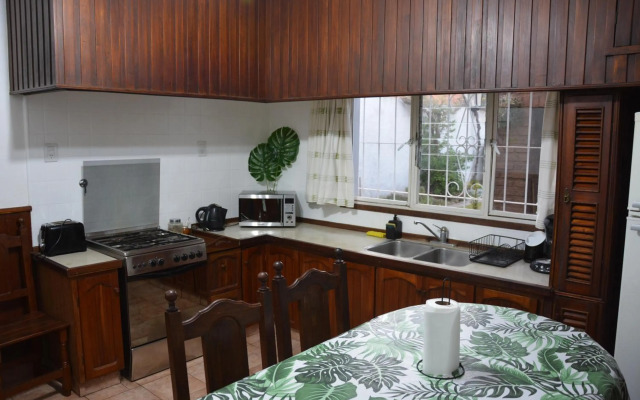 Casa c/amplio jardín, garage y parrilla.