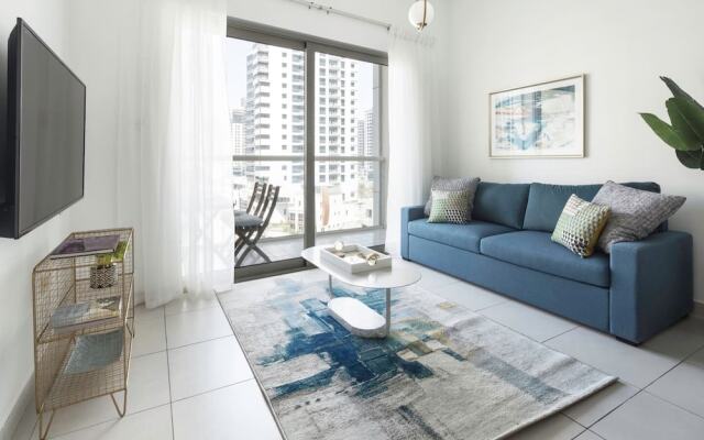 Elegantly Modern 1BR With Lovely Marina Views!