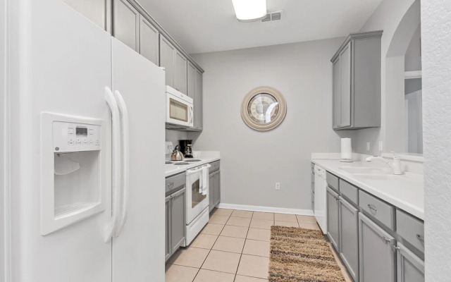 Newly Remodeled Lakeview Penthouse, Near Conv. Ctr