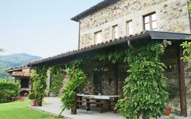 Tranquil Villa in San Romano di Garfagnana with Hot Tub
