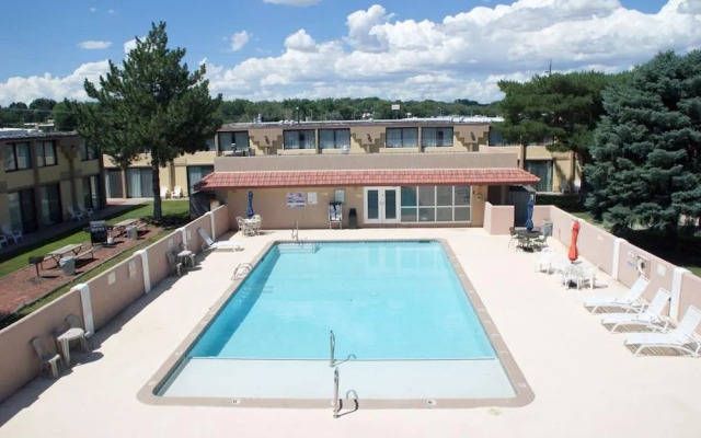 Americas Best Value Inn/brentwood Inn & Garden