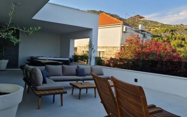 Exclusive Seafront Suites with hot tub