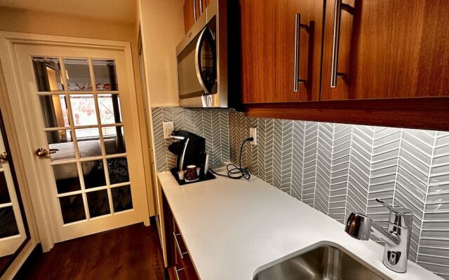 Newmarket Hotel & Suites