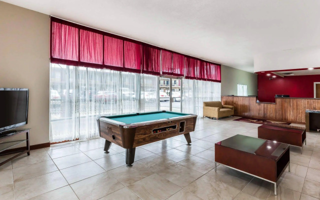 Econo Lodge Inn & Suites