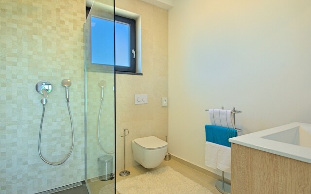 Luxurious Villa in Porec With Jacuzzi