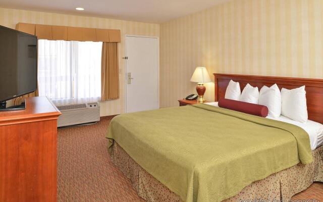 Best Western Plus Raffles Inn & Suites