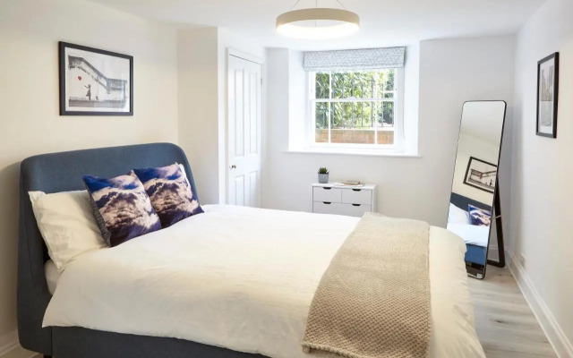 Stylish, spacious flat with private parking