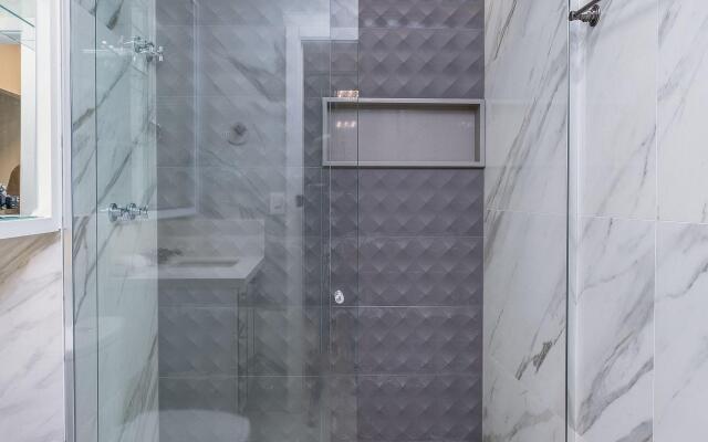 Apto próximo a praia em Jurerê ELU204