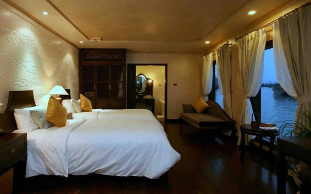 Heritage Line Violet Cruise-Ha Long Bay and Lan Ha