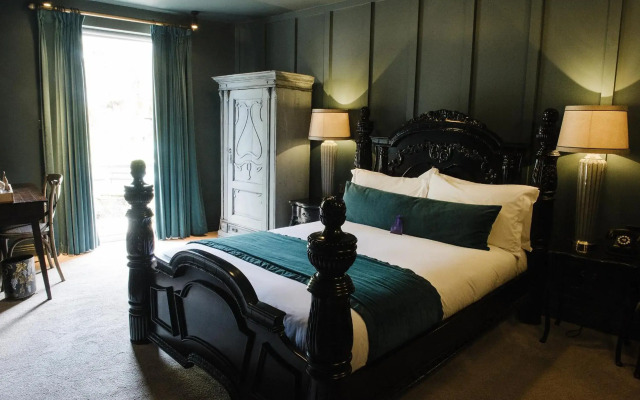 Le Petit Chateau & William de Percy