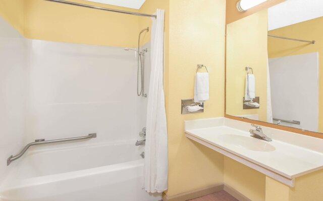 Days Inn and Suites Kalamazoo