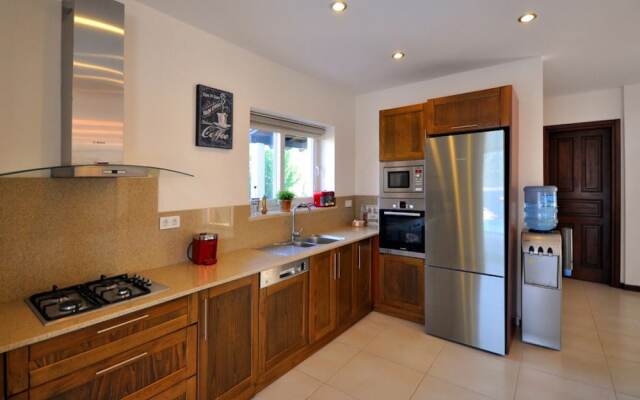 Villa Utku by Akdenizvillam