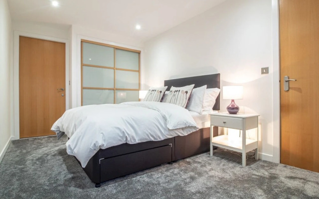 Stylish + Modern 2BR Riverside Apt, Free Parking