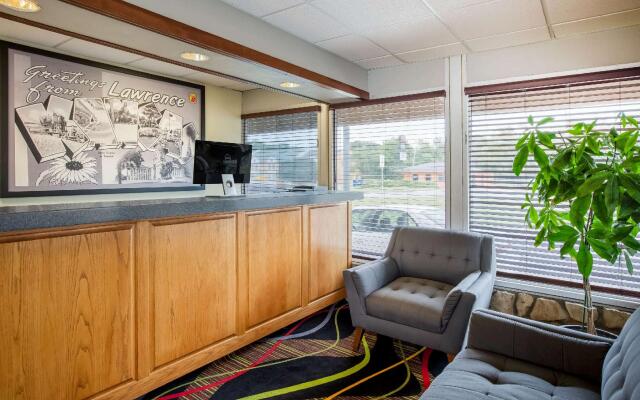 Super 8 by Wyndham Lawrence