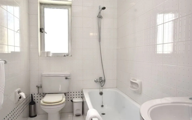 Bright and Central 2 Bedroom With Harbour View