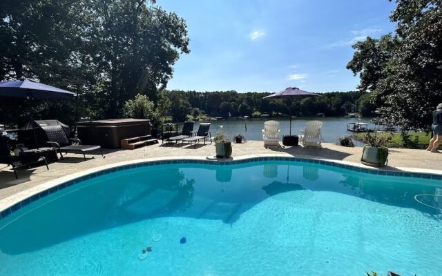 Lake Living by Avantstay Sleeps 22 + Dock, Pool