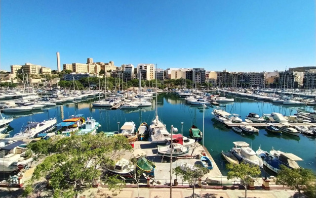 2 bedroom, central and spacious with sea view