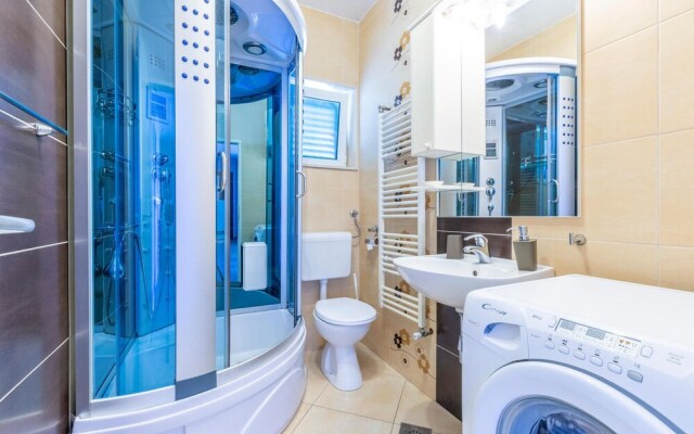 Beautiful Home in Makarska With Wifi and 4 Bedrooms