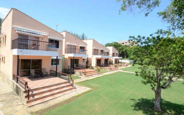 Visit Beautiful Mombasa and Stay at the Wonderful Makweru Villas