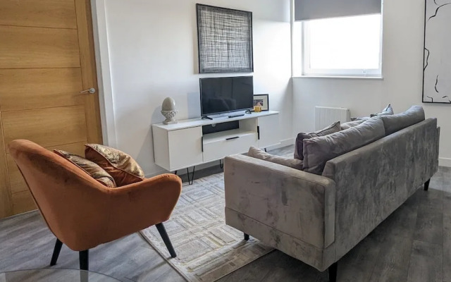 Modern 2 Bed Apt - 15 Mins to Birmingham