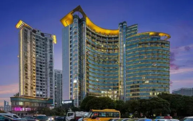 Lushang Hotel (Changsha Wuyi Square Houjiatang Subway Station Branch)