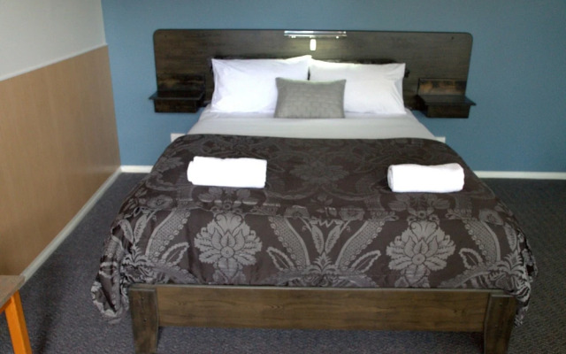 Golden Leaf Motor Inn