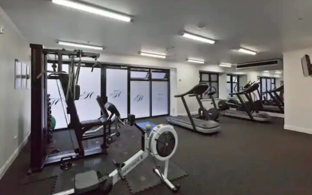 Gorgeous  Apartment With Nice View, Pool & Gym!