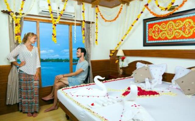 Abad Premium House Boat